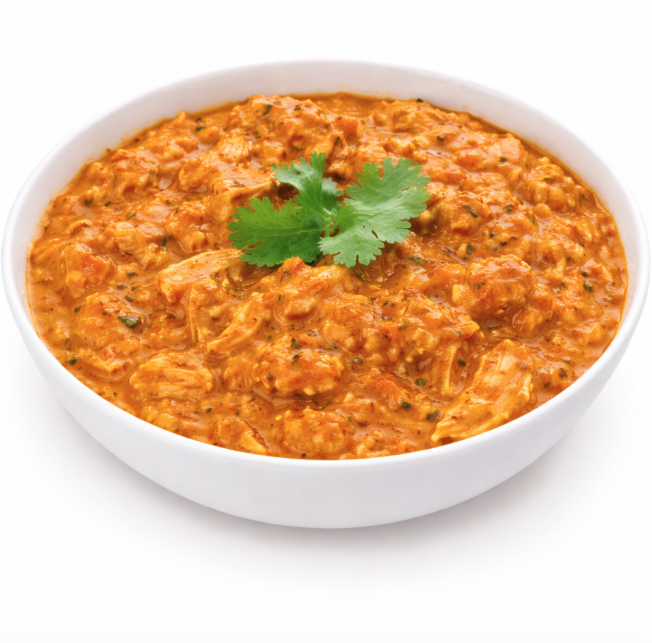 Un bol blanc rempli de POULET BHARTA (300 g), un curry de poulet orange crémeux, garni de coriandre fraîche, est posé sur un fond blanc uni.